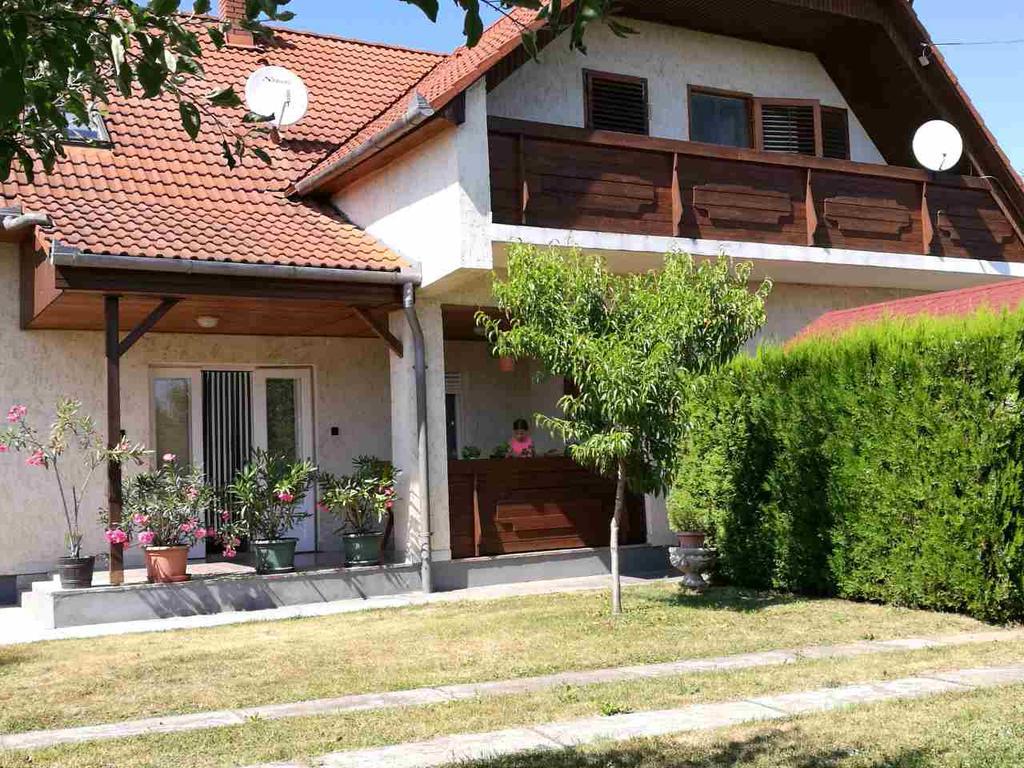 شقة Sara Vendeghaz Balatonkeresztúr المظهر الخارجي الصورة