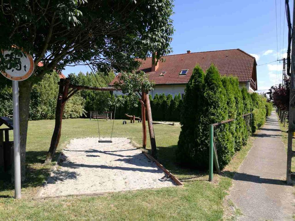 شقة Sara Vendeghaz Balatonkeresztúr المظهر الخارجي الصورة