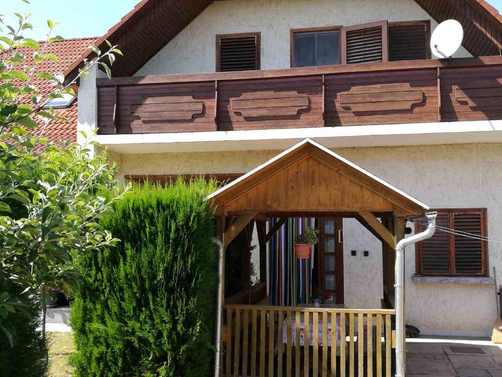 شقة Sara Vendeghaz Balatonkeresztúr المظهر الخارجي الصورة